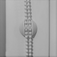 Держатель (на скотче) цепи рулонной шторы, размер шарика 3,2 мм, расстояние между шариками 4,2 мм